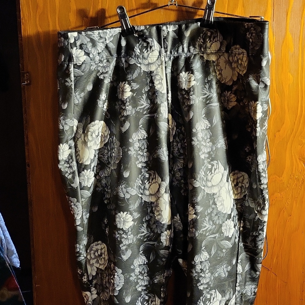 Vegan leather ankle cut pants/leggings